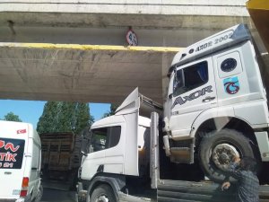 Dorsesinde Kamyon Yüklü Tır Alt Geçitte Mahsur Kaldı
