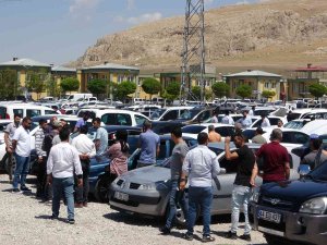 Van’da Kurban Bayramı Öncesi Açık Oto Pazarında Yoğunluk