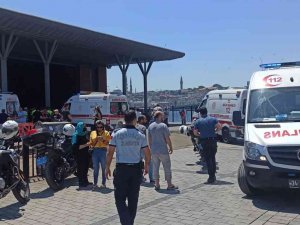 Şehir Hatları Vapuru Karaköy İskelesine Çarptı: 3 Yaralı