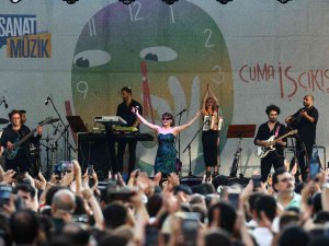 İ̇ş Sanat 22’nci Sezonunu ‘Cuma İ̇ş Çıkışı’ Göksel Konseriyle Tamamladı