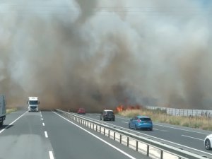 İ̇stanbul - Tekirdağ Yolunda Yangın: Dumanla Kaplanan Yol Sürücüler Zor Anlar Yaşattı