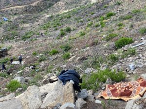 Yolda İnek Ölüsü İhbarı Üzerine Gelen Ekipler Erkek Cesediyle Karşılaştı