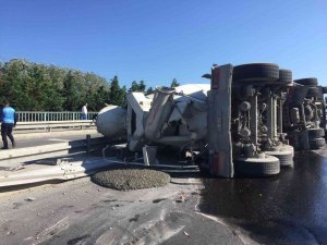 Zeytinburnu Sahil Yolunda Beton Mikseri Devrildi, Sürücü Ağır Yaralandı