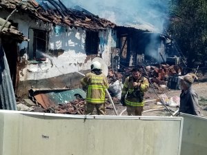 Manyas’ta Ev Yangını: 2 Yaralı