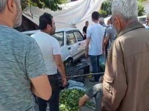 Otomobil Pazara Daldı, Faciadan Dönüldü