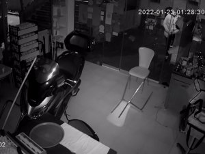 İ̇stanbul’da Aynı Büfeyi Soyan “Müdavim Hırsızlar” Kamerada: Parke Taşıyla Camını Kırdılar