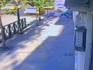 Taksim’de Gasp Anları Kamerada: Telefonunu Çaldığı Genci Güreşçi Gibi Yere Serdi