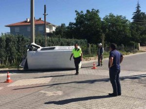 Elektrik Direğine Çarpan Minibüs Devrildi: 3 Yaralı