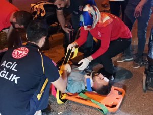 Motosiklet Refüje Çarptı: 1 Yaralı