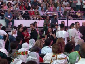 Hdp Kongresinde Terörist Başının Posterini Açmaya Çalıştılar