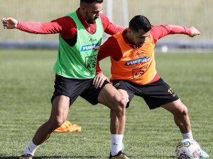 Kayserispor 30 Futbolcuyla Kampa Girdi