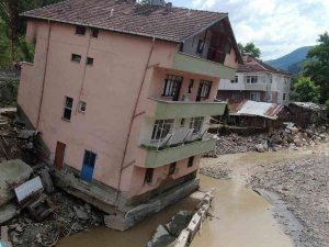 24 Yıl Önceki Selde De Yan Yatan Binanın Kriko İle Düzeltildiği Ortaya Çıktı