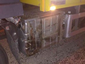 Tır Dorsesinden Kopan Tekerlek Bahçede Oturan Çifte Çarptı: 2 Yaralı