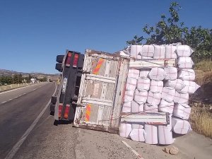 Saman Yüklü Kamyon Devrildi