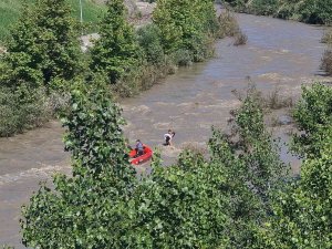 Çaya Girip Akıntıya Kapılan 2 Afgan Çocuk Botla Kurtarıldı