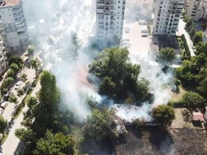 Otluk Alanda Başlayan Yangın 2 Ahır Ve 1 Barakayı Küle Çevirdi