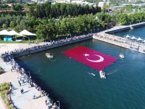 600 Metrekarelik Rekor Büyüklükteki Türk Bayrağı, İ̇zmit Körfezi’ni Taçlandırdı