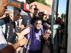 Eskişehir’de İzinsiz Lgbt Yürüyüşüne Polis Müdahalesi: 10 Gözaltı