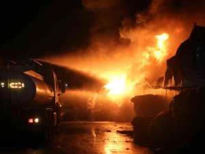 Geri Dönüşüm Tesisinde Yangına Müdahale Sürüyor