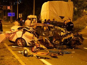 Kamyona Çarpan Otomobil Paramparça Oldu: 1 Ölü, 3 Yaralı