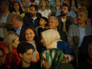 Binali Yıldırım, Konserde Seyirciyle Türkü Söyledi