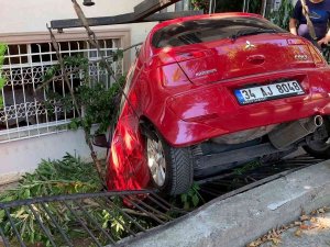 Bakırköy’de Kaza Yapan Araç Evin Bahçesine Uçtu: 1 Yaralı