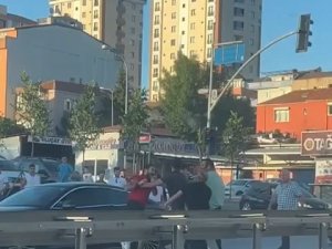 Ümraniye’de Yol Verme Kavgasında Birbirine Girdiler