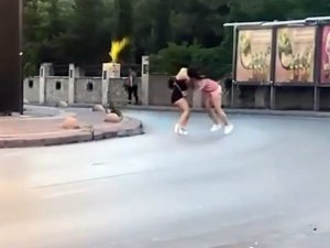Antalya’da İki Kadın Cadde Ortasında Saç Saça Baş Başa Birbirine Girdi