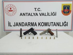 Ruhsatsız Tabancalarını Çatıdan Aşağı Atınca Yakalandı