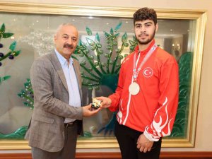 Başkan Büyükgöz, Başarılı Sporcuları Ödüllendirdi