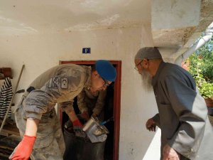 Jandarmanın Suya Atlayıp Boğulmaktan Kurtardığı Yaşlı Adam Gözyaşlarına Hakim Olamadı: