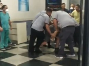 Baba-oğul Hastanede 2 Güvenlikçiyi Darp Etti, Üstlerinden 3 Bıçak Ve 1 Satır Çıktı