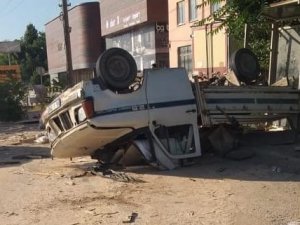 Tırın Çarptığı Kamyonet Takla Attı: 2 Yaralı