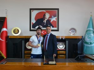 Baün’lü Şampiyon Güreşçiden Rektör Prof. Dr. İ̇lter Kuş’a Ziyaret