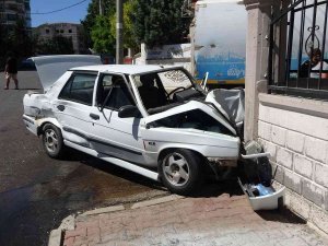 Polisten Kaçan Ehliyetsiz Sürücü Önce Araca Sonra Bahçe Duvarına Çarptı
