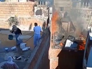 Çatıda Çıkan Yangına Damdan Su Kovalarıyla Müdahale Ettiler