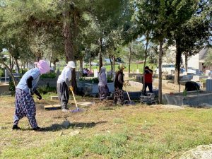 Mezarlıklarda Bayram Temizliği