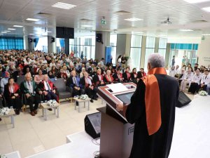 Kto Karatay Üniversitesi Tıp Öğrencilerinin Mezuniyet Sevinci