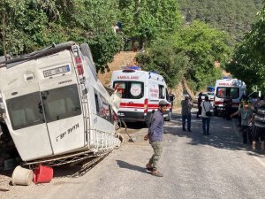 Mersin’de İşçi Servisi Kaza Yaptı: 17 Yaralı
