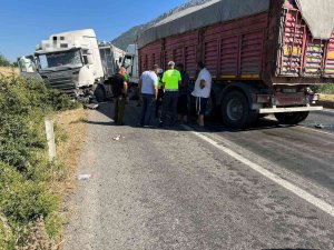 Manisa’da İki Tır Kafa Kafaya Çarpıştı: 1 Yaralı