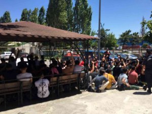 Kapalı Kasa Kamyonette 103 Kaçak Göçmen Yakalandı