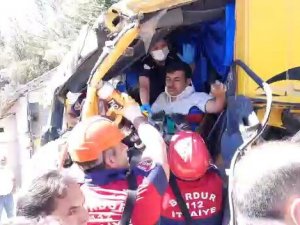 Kamyonet Ve Tırın Karıştığı Kazada Sürücüler Ölümden Döndü