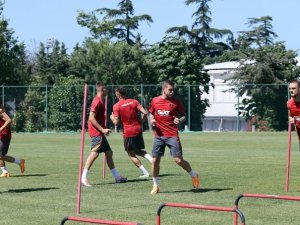 Galatasaray, Yeni Sezon Hazırlıklarını Çift Antrenmanla Sürdürdü