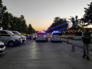 Restoran Önünde Vuruldu, Terliği Ve Arabasını Bırakıp Yaralı Halde Kaçtı