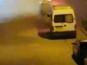 Park Halindeki Minibüs Alev Aldı