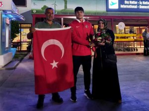 Şampiyon Çiçeklerle Karşılandı