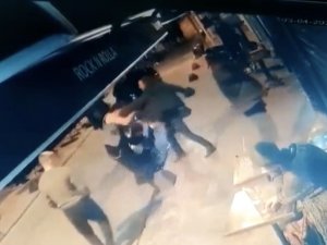 Taksim’de Bıçaklı Saldırı Kamerada: Önce Yanına Çağırdı Sonra Bıçaklayıp Kaçtı