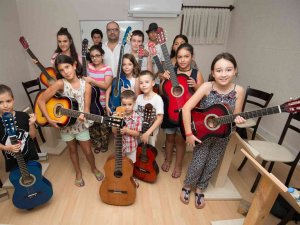 Ukuleleyi De Bağlamayı Da Bu Kursta Öğrenecekler