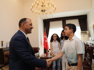 Vali Kaldırım Lgs Şampiyonu Öğrencileri Ödüllendirdi