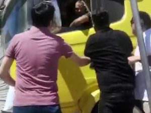 Ümraniye’de ’Yol Verme’ Tartışması: Aracı Yumruklandı, Şişe Fırlattı